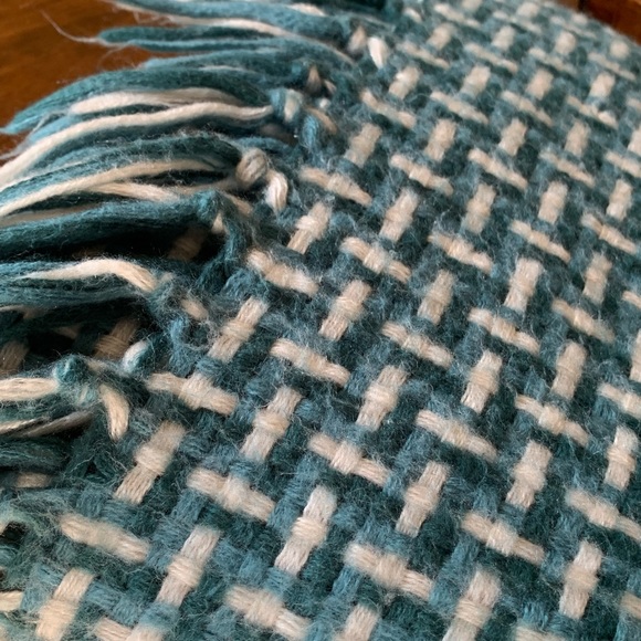 Blue and white weaved blanket - Picture 6 of 6